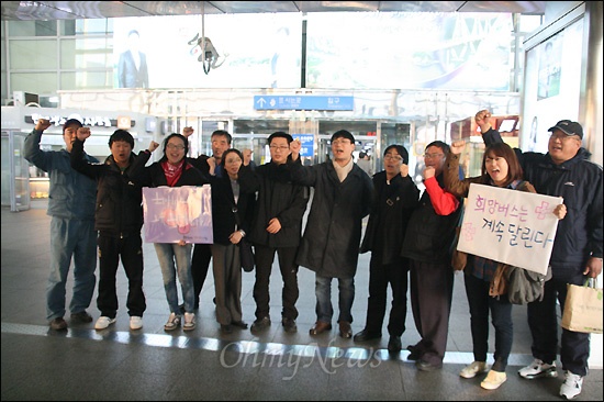 희망버스 기획자 송경동 시인이 15일 저녁 부산 영도경찰서에 자진출석했다.