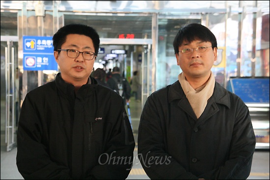 지난해 11월 15일 부산 영도경찰서로 자진출두한 희망버스 기획자 송경동 시인(오른쪽)과 정진우 진보신당 비정규직실장