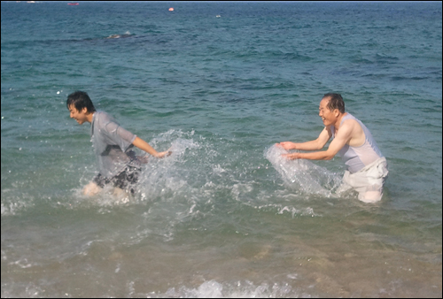 '세대간의 전쟁'을 치르고 있는 중. 지난 여름 한 해수욕장에서 나와 아버지.
