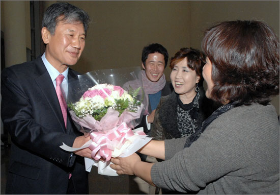 충남대 정상철 교수(57, 경영학부)가  제17대 총장임용추천후보자로 선출됐다.