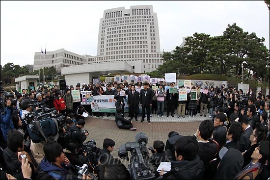  서초동 대법원앞에서 정봉주 전 의원과 팬클럽 '정봉주와 미래권력들' 회원이 참석한 가운데 정 전 의원 여권발급 촉구 기자회견이 열리고 있다.