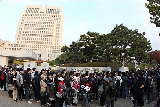 기자회견 뒤 이어진 '나는 꼼수다' 멤버들의 사인회에서 1백여명의 팬들이 사인을 받기 위해 대법원앞에 길게 줄을 서 있다.