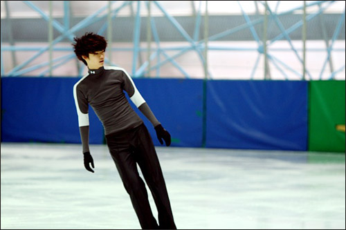 김민석 선수가 태릉에서 멋진 스케이팅을 선보이고 있다