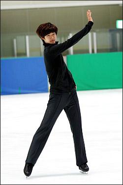  피겨 국가대표 김민석 선수, 멋진 포즈를 취하고 있다 