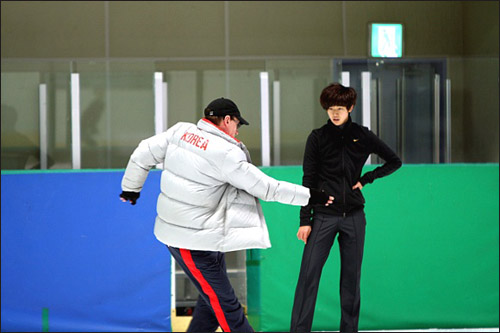  열정적으로 지도하는 세르게이 코치와 귀담아 듣고 있는 김민석 선수