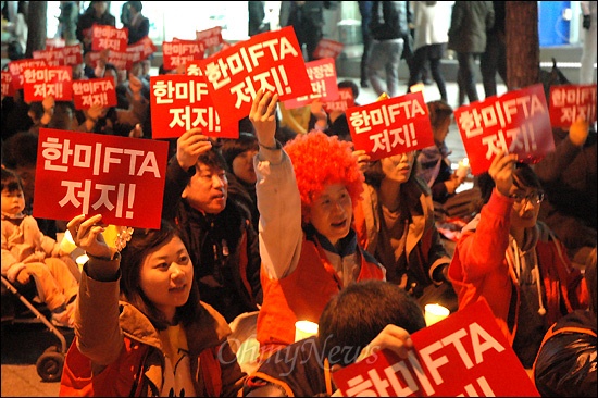  ‘한미FTA 저지를 위한 경남운동본부’는 16일 저녁 창원 정우상가 앞에서 촛불문화제를 열었다.