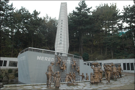 거제 포로수용소 유적공원 안에 있는 흥남철수작전기념비. 김백일장군 동상은 기념비 옆에 있다.