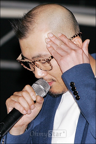  DJ D.O.C의 이하늘이 17일 저녁 서울 홍대근처 한 클럽에서 최근 일어난 불미스런 일에 대한 사과기자회견을 열었다. 이하늘이 사과의 말과 함께 방송중단을 말한 뒤 땀을 닦고 있다.