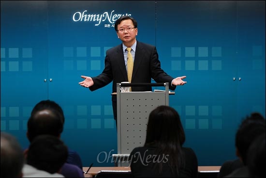 김부겸 민주당 의원이 17일 오후 서울 상암동 <오마이뉴스> 대회의실에서 '민주개력 집권플랜'을 주제로 10만인클럽 특강을 하고 있다.