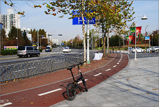 1호선 전철 부개역에서 한국만화박물관 가는 길의 자전거 도로.