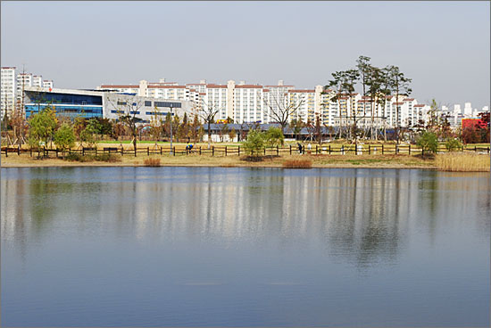상동호수공원. 호수 너머 왼편으로 보이는 파란색 유리 건물이 한국만화박물관.