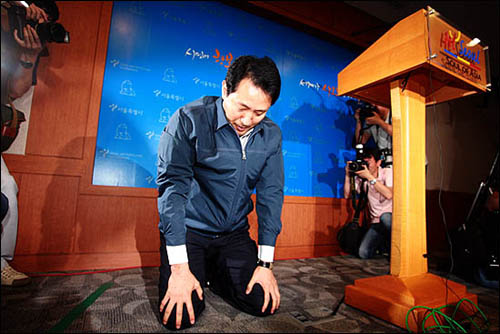 오세훈 전 서울시장. 사진은 지난 8월 21일 오 전 시장이 무상급식투표에 시장직을 걸겠다고 발표한 뒤 무릎을 꿇는 모습. 