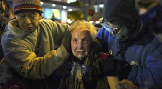지난 15일 밤 미국 시애틀에서 '월스트리트 점령' 시위 도중 경찰로부터 최루액을 얼굴에 맞은 돌리 레이니(84) 할머니. (출처 - 유튜브 화면 캡쳐)