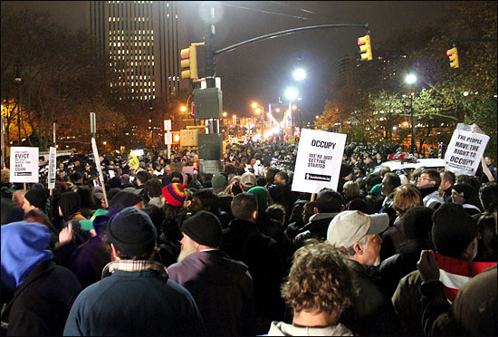 뉴욕 맨해튼에서 '월스트리트 점령' 시위가 시작된지 두 달째인 17일(현지시간), 시위대가 이날을 '행동의 날'로 정하고 시내 곳곳에서 산발적인 시위를 벌이다가 마지막에 브루클린 다리로 몰려가고 있다.