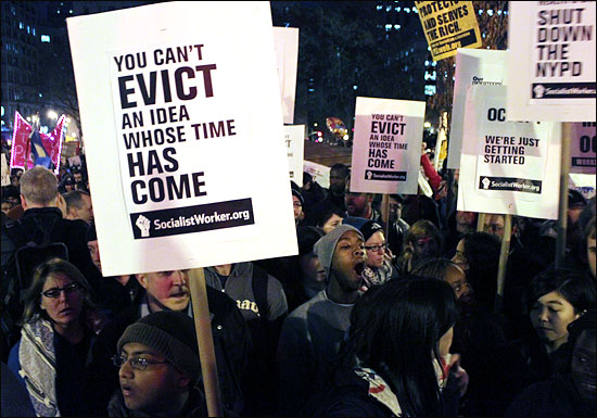 뉴욕 맨해튼에서 '월스트리트 점령' 시위. 지난해 11월 17일(현지시각) 1만여 명의 시위대가 시청 홀 인근 폴리스퀘어에서 시위를 벌인 뒤, "우리의 사상(운동)은 쫓아낼 수 없다"고 적힌 손팻말을 들고 행진을 하고 있다.