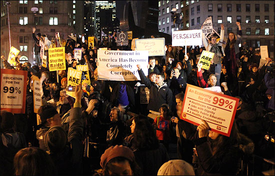 '월스트리트 점령' 시위대가 지난해 11월 17(현지시간)을 '행동의 날'로 정하고 뉴욕시내 곳곳에서 산발 시위를 벌인 뒤, 시청 홀 인근 폴리스퀘어에 모여 집회를 열고 있다. 