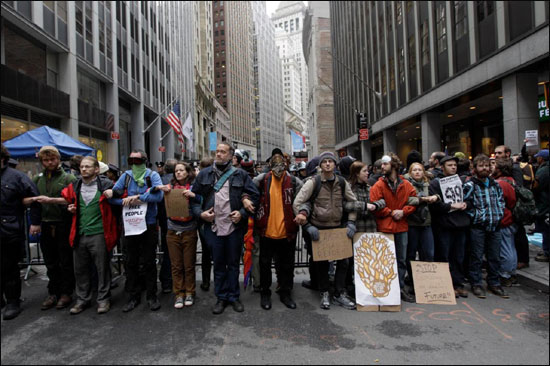 1000여 명의 '월스트리트 점령' 시위대는 17일 오전(현지시간) 월스트리트의 탐욕을 중단시키기 위해 뉴욕증권거래소 인근에서 인간 바리케이트를 만든 채 직원들의 출근 저지를 시도했다.  