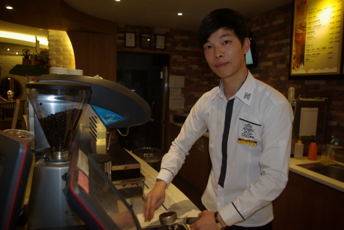 27세에 고향에 돌아와 커피전문점 CEO가 된 박상훈 씨. 뭐든 경험하고자 했던 지난 날이 자산이 되어 20대에 커피전문점을 일구어 냈다.