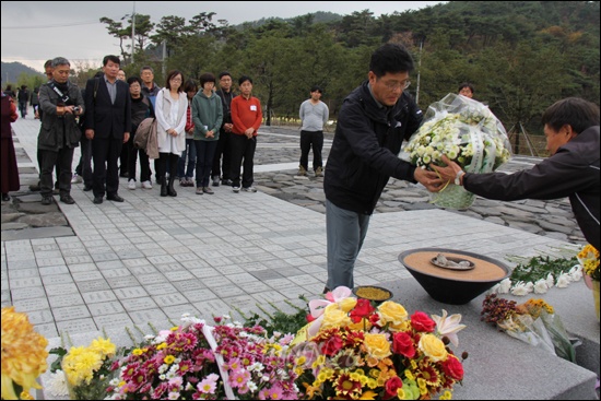 경남 김해 봉하마을에 '1박2일 캠프'를 연 오마이뉴스 부산경남지역 시민기자들은 19일 오후 고 노무현 대통령 묘역을 참배했다. 사진은 김병기 본부장이 헌화하는 모습.