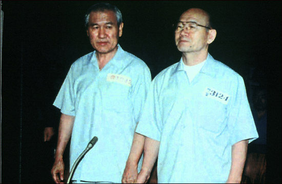 전두환 노태우 전대통령이 12·12및 5·18사건에 관련한 재판을 받고 있다.(1996.12.16) 전두환 전 대통령은 내란죄 등으로 1심에서 사형, 2심에서 무기징역을 선고받았다.