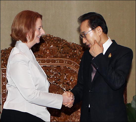 이명박 대통령이 19일 인도네시아 발리 국제컨벤션센터에서 열린 한국-호주 양자회담에서  줄리아 길라드 호주 총리에게 볼 인사를 부탁하고 있다.