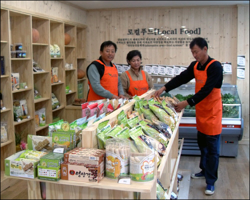 직접 농사지은 신선채소와 다양한 곡류 및 가공식품을 갖추었다. 문홍기 이사(왼쪽)와 박덕삼 대표(오른쪽)