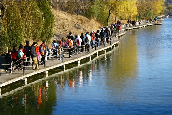베이징 베이궁삼림공원에서 열린 평화통일 염원 걷기대회 행사 후 호수 길을 따라 가고 있는 재베이징 한국인들