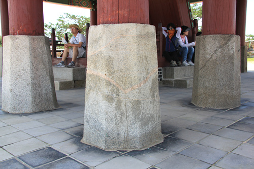 서장대의 주추는 팔각으로 높게 조성하고 그 위에 원형의 기둥을 올렸다