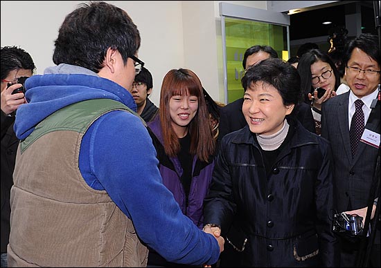  박근혜 전 한나라당 대표가 21일 오후 서울 노원구 인덕대학교 창업인큐베이터 동아리를 방문, 학생들과 인사를 나누고 있다. 