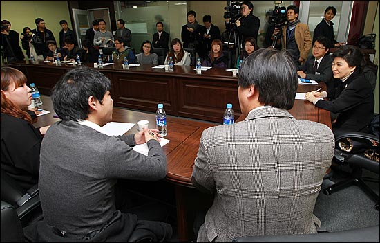  박근혜 전 한나라당 대표가 21일 오후 서울 노원구 인덕대학교 창업지원단을 방문해, 창업센터에 입주한 기업 관계자들과 창업을 준비하는 학생들과 함께 창업관련 이야기를 나누고 있다.