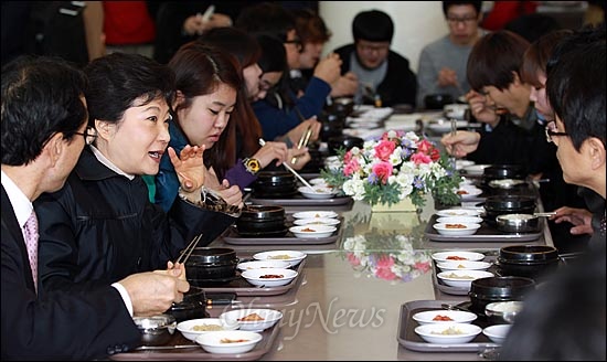  박근혜 전 한나라당 대표가 21일 오후 서울 노원구 인덕대학교 학생식당에서 창업 동아리학생들과 함께 식사하며 이야기를 나누고 있다.