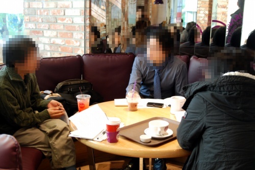 온라인 카페 <번사모>에서 모집한 A피해자 오프라인 모임. 피해에 대한 법적 대응 방안을 논의하고 있다.