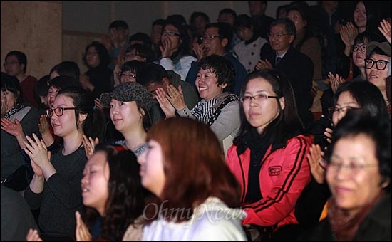 21일 저녁 서울 마포구 가톨릭청년회관 CY씨어터에서 열린 <구럼비의 노래를 들어라> 출판 기념-문정현 신부와 함께 하는 '강정평화 유랑공연'에서 문정현 신부가 독백극으로 공연하자, 관객들이 환호하고 있다.
