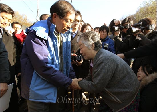 우면산 산사태 피해 주민 위로하는 박원순 시장 박원순 서울시장이 21일 오후 지난 여름 발생한 우면산 산사태 피해지역인 서초구 방배동 전원마을을 둘러보는 가운데, 지팡이를 짚은 몸이 불편한 한 할머니가 고통을 호소하자 박 시장이 위로하고 있다.