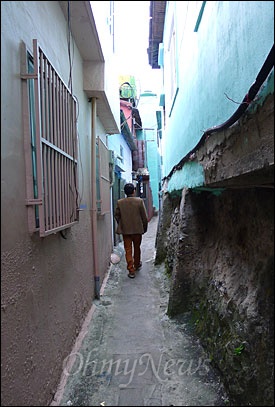 감천 문화마을에는 사람 1명이 지나갈 수 있는 좁은 골목길이 미로처럼 이어져있다. 