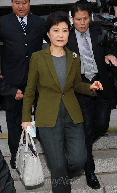 22일 오후 한나라당이 한미FTA 비준안을 기습 강행처리한 가운데, 박근혜 의원이 본회의에 참석한 뒤 국회를 떠나고 있다. 경찰에 봉쇄되어 본청에 들어가지 못하고 농성을 벌이던 야당 당직자들은 박 의원을 향해 "매국노"라고 외치며 거세게 항의했다. 