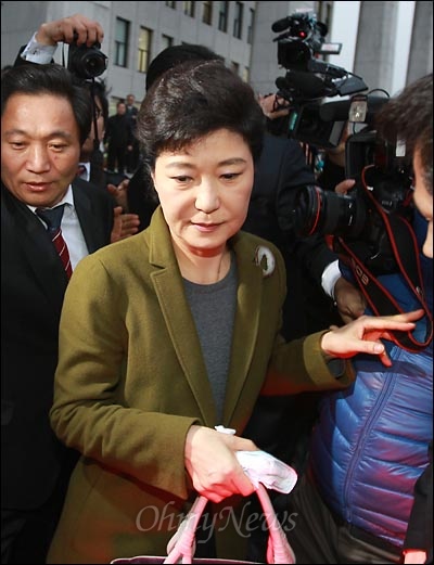 22일 오후 한나라당이 한미FTA 비준안을 기습 강행처리한 가운데, 박근혜 의원이 본회의에 참석한 뒤 국회를 떠나고 있다. 경찰에 봉쇄되어 본청에 들어가지 못하고 농성을 벌이던 야당 당직자들은 박 의원을 향해 "매국노"라고 외치며 거세게 항의했다.