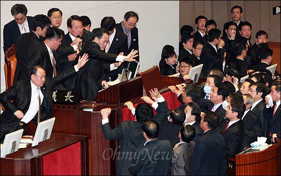 22일 국회 본회의에서 정의화 부의장이 한미FTA 비준안 통과를 선언하자 김선동 민주노동당 의원 등 야당 의원들이 의장석을 에워싼 채 항의하며 '무효'를 주장하고 있다.