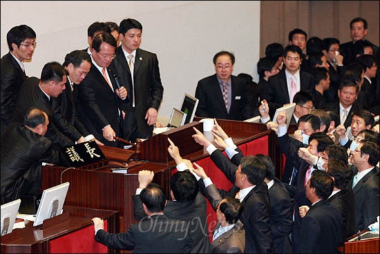 22일 국회 본회의에서 정의화 부의장이 한미FTA 비준안 통과를 선언하자 김선동 민주노동당 의원 등 야당 의원들이 의장석을 에워싼 채 항의하며 '무효'를 주장하고 있다.