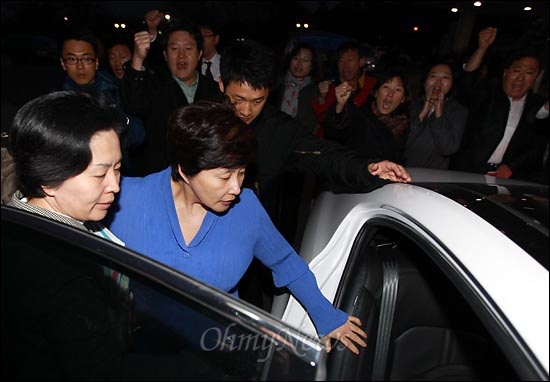 승용차를 타는 한나라당 김영선, 전여옥 의원을 향해 야당 관계자들이 "매국노! 매국노!"를 외치며 항의하고 있다.