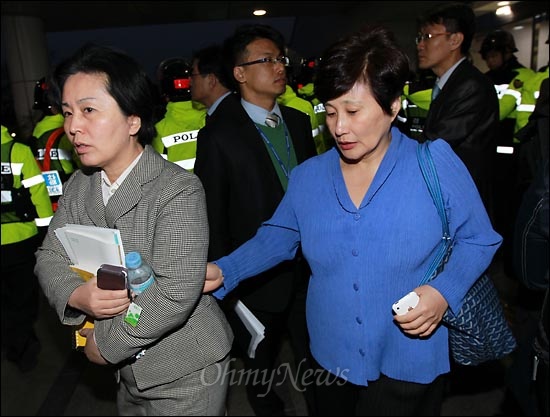 22일 오후 한나라당이 한미FTA 비준안을 기습 강행처리한 가운데, 한나라당 김영선 의원과 전여옥 의원이 국회의사당 후문 민원실을 통해 황급히 빠져나오고 있다.