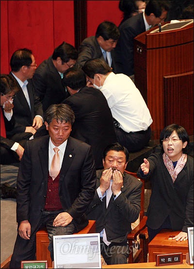 22일 한미FTA 비준안이 통과된 직후 국회 본회의장에 최루 가루까지 뿌리며 강력하게 저지했던 김선동 민주노동당 의원(왼쪽 아래)이 망연자실한 표정을 짓고 있다. 오른쪽은 이정희 대표.