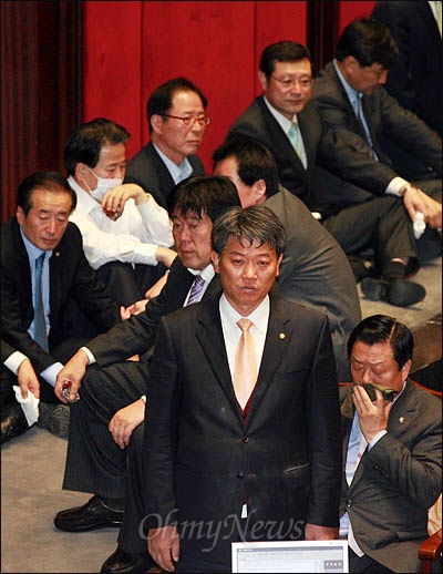 2011년 11월 22일 한미FTA 비준안이 통과된 직후 국회 본회의장에 최루 가루까지 뿌리며 강력하게 저지했던 김선동 민주노동당 의원(왼쪽 아래)이 망연자실한 표정을 짓고 있다. 