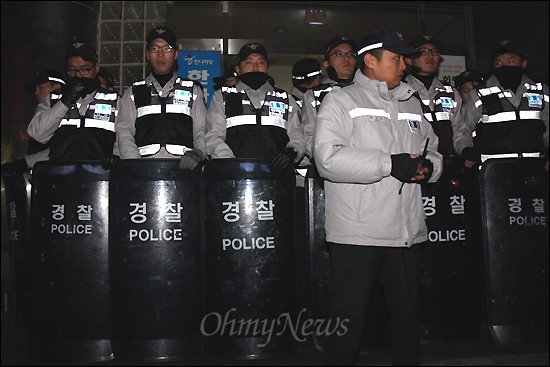 22일 저녁 '한미FTA 저지 경남운동본부'가 국회 날치기 처리에 규탄하며 경남 창원 소재 한나라당 경남도당 앞에서 규탄집회를 여는 동안 경찰이 당사 앞을 막아 섰다.