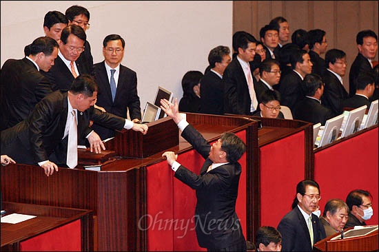22일 국회 본회의에서 정의화 부의장이 한미FTA 비준안 통과를 선언하자 김선동 민주노동당 의원이 의장석을 향해 강력 항의하고 있다.