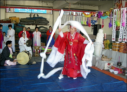  산신봉청 굿을 재연하고 있는 송영순 보살. 
