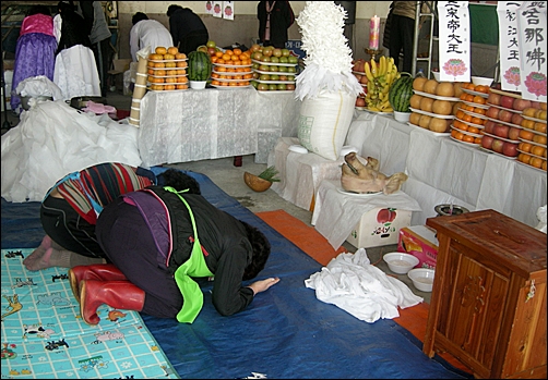  제상 앞에서 4배를 올리는 어민 가족
