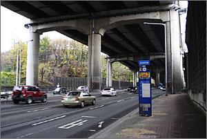 인천중앙병원 앞 무네미로. 고가도로는 서울외곽순환고속도로.