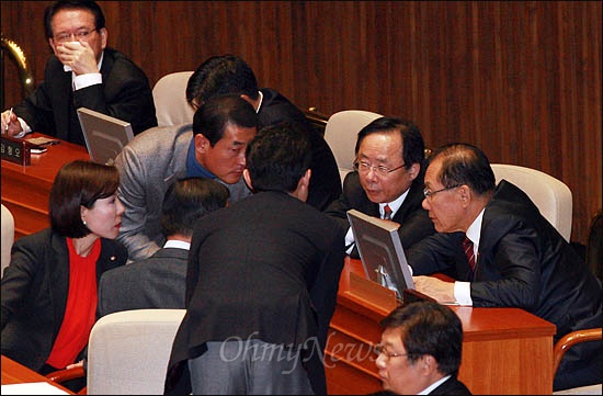 한나라당 황우여 원내대표와 이주영 정책위의장, 황영철 의원등이 22일 국회 본회의장에서 한미FTA 비준안 강행처리 관련 논의를 하고 있다.