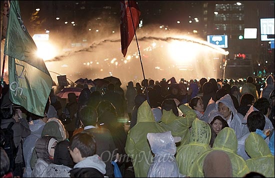 22일 저녁 서울 중구 명동성당 인근 차도에서 학생들과 시민들이 한미FTA 비준안 한나라당 단독처리를 규탄하며 시위를 벌이자, 경찰들이 물대포(살수차)를 발사하며 강제해산시키고 있다.